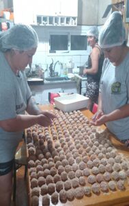 Actividades del merendero y colaboradores en la cocina. 